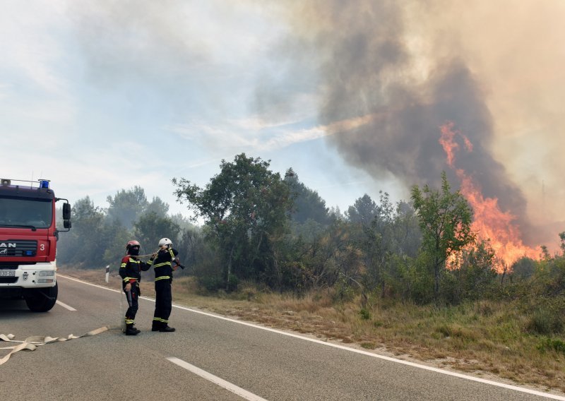 Buknuo požar u Oklaju: Na terenu više od 30 vatrogasaca
