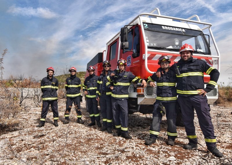 [FOTO/VIDEO] Požar kod Vodica pod nadzorom, povukle se zračne snage