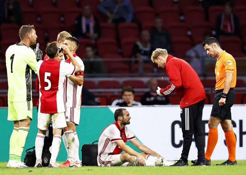 Panika na utakmici Ajaxa; Daley Blind se primio za prsa, a onda se aktivirao i alarm
