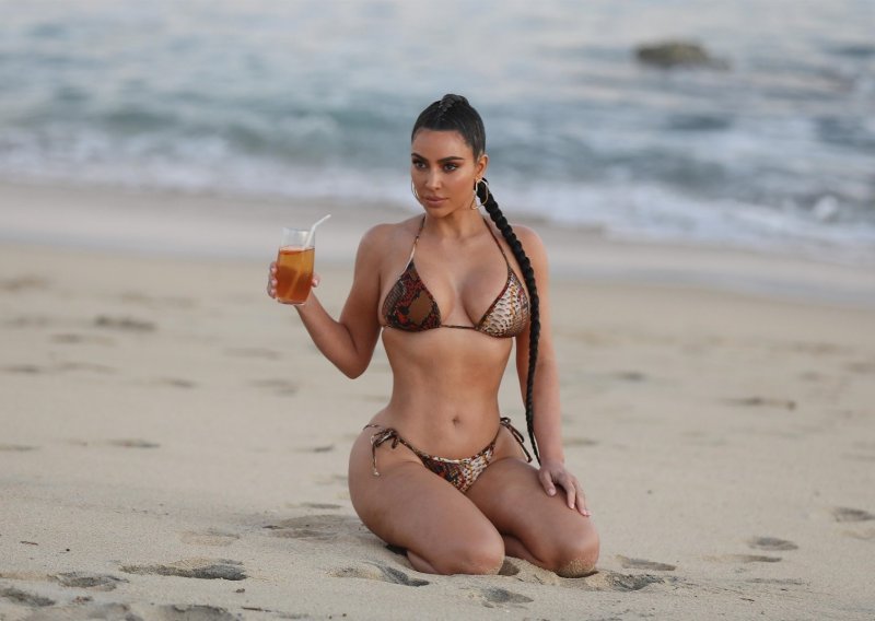 Ima se čime pohvaliti: Minijaturni bikini istaknuo je tanašni struk i raskošne obline slavne Kardashianke