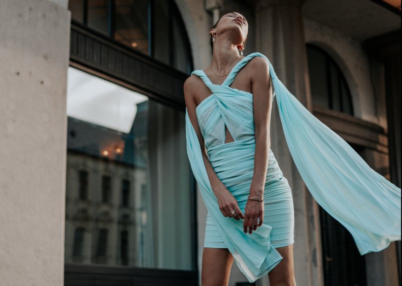 Kristina Burja predstavlja privlačne haljine koje slave žensku figuru