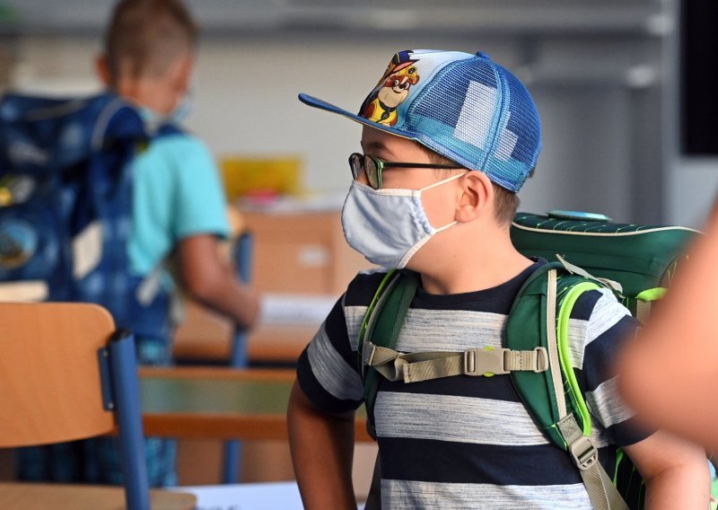 Ako dijete u školi pokaže znakove covida, izdvaja ga se u posebnu prostoriju, navlače se maske, viziri i odjela; a što je s bolovanjem roditelja?