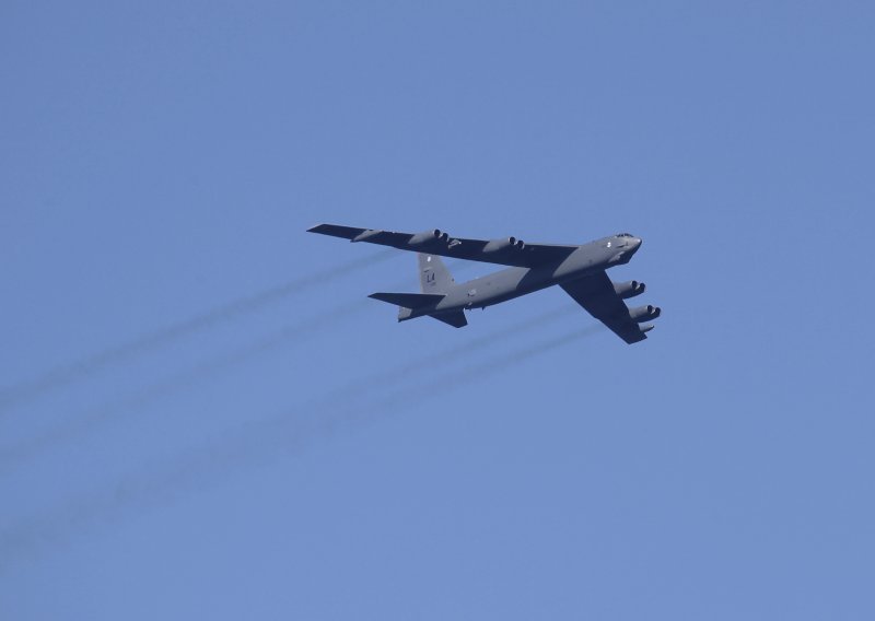 Američki bombarder B-52 u 16 sati nad Hrvatskom