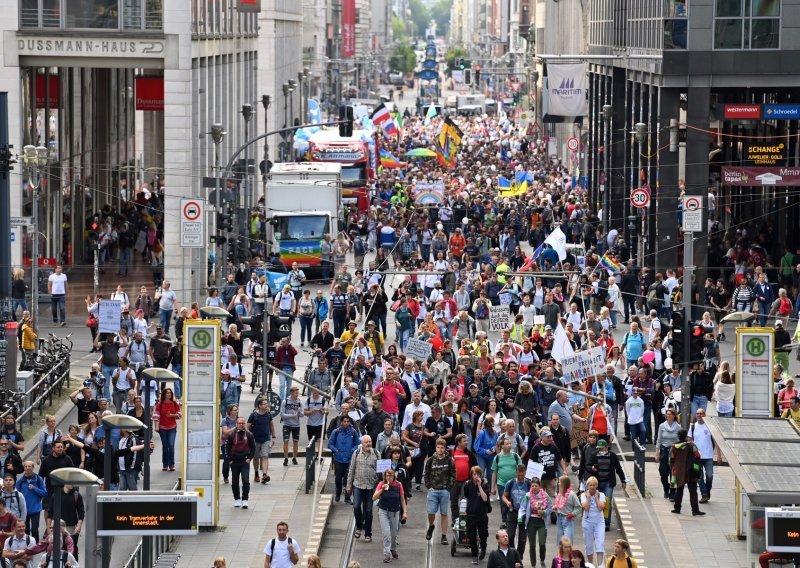 [VIDEO] U Berlinu veliki prosvjed protiv korona mjera, očekuje se do 30.000 ljudi