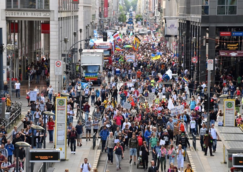 Više od 90 antikorona prosvjeda organizirala njemačka ekstremna desnica