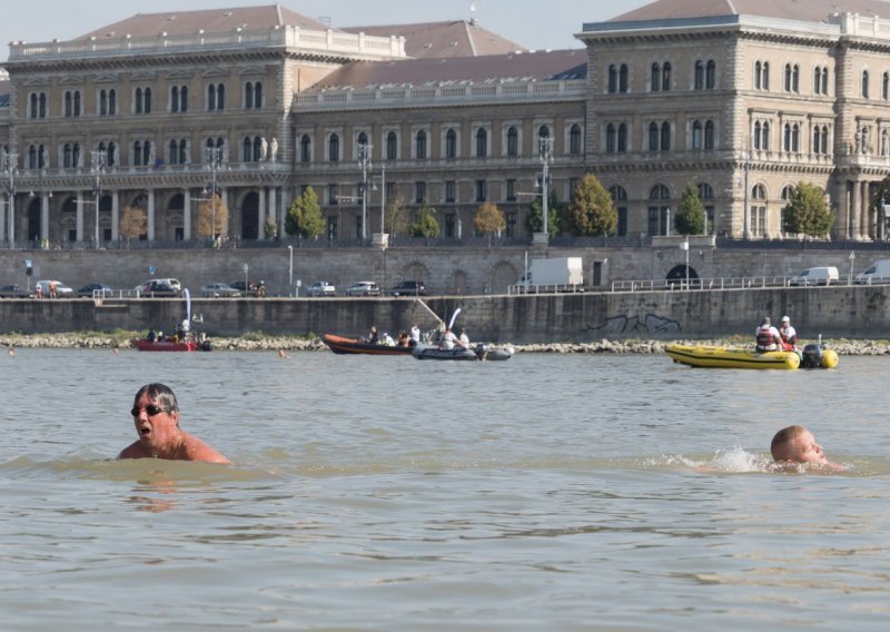 [FOTO] U Budimpešti 700 avanturista plivalo od jedne do druge obale Dunava