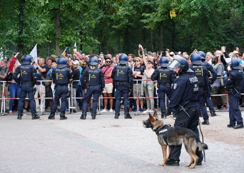 Njemački političari ogorčeni zbog napada prosvjednika na parlament