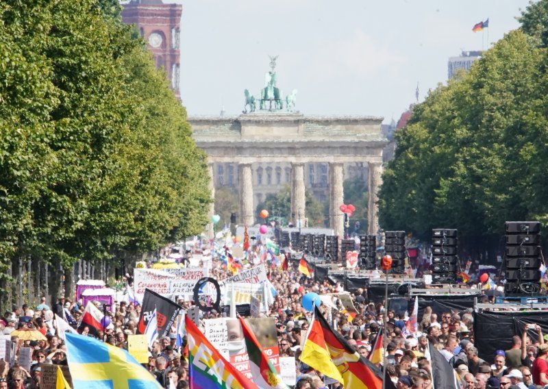 [FOTO] Prosvjedi u Europi protiv 'medicinske tiranije', u Berlinu 300 privedenih