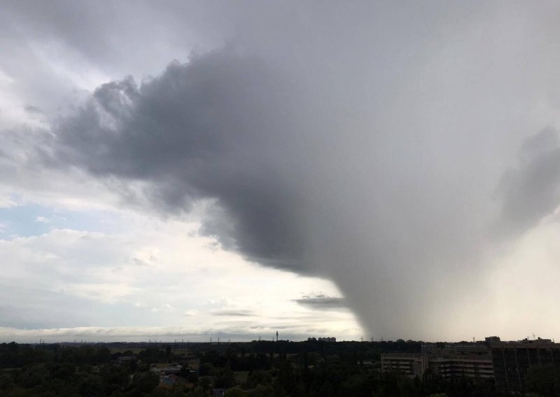 [FOTO/VIDEO] Kroz Italiju prošle oluje praćene tornadom, dvije sestre poginule prilikom pada stabla u kampu