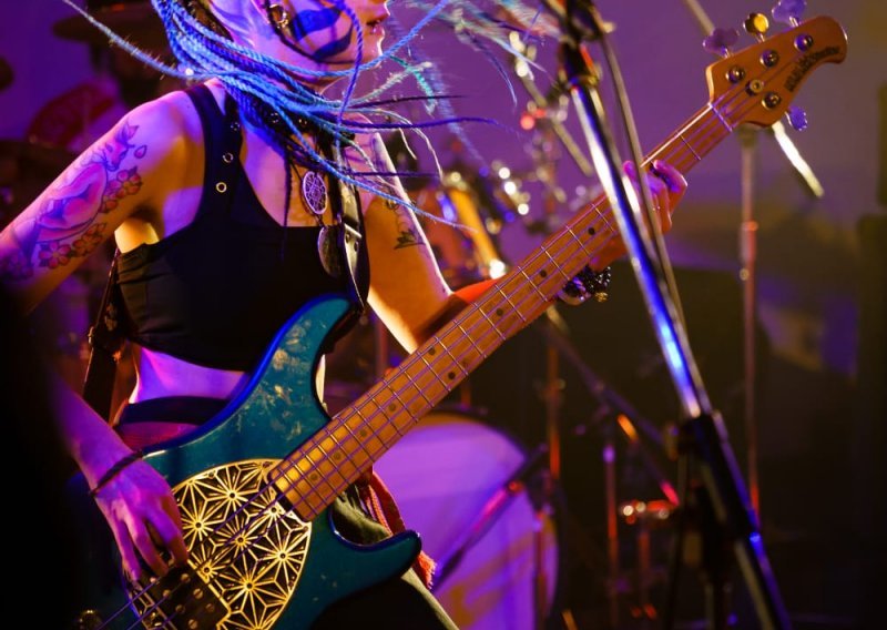 Upoznajte Coral Tarbuk, djevojku koja s punk rock bendom Blue Straight u Japanu uspješno gradi glazbenu karijeru