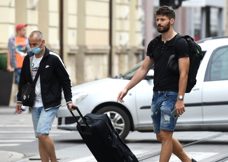 [FOTO] Okupila se hrvatska nogometna reprezentacija; bez Modrića i Rakitića te stroge epidemiološke mjere sve izgleda čudno