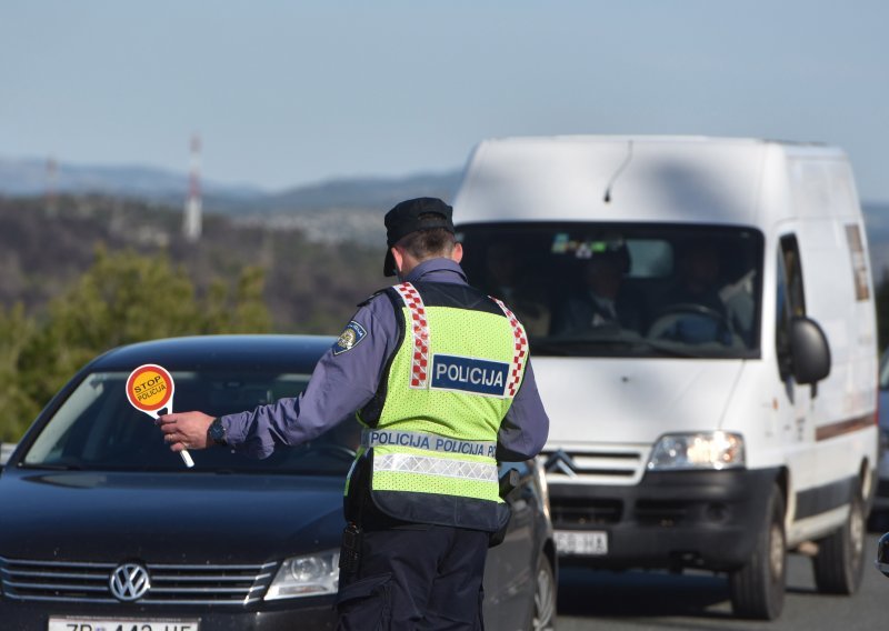 Muškarac kod Ludbrega se odbio zaustaviti policiji, pobjegao im je šumskim putem pa se na livadi sudario; čeka ga 69 tisuća kuna kazne i 60 dana zatvora