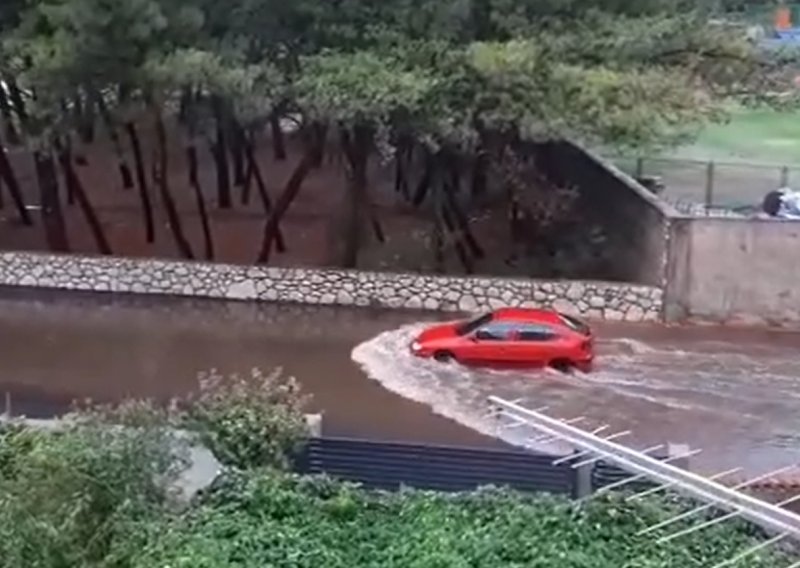 [VIDEO] Poplava i tuča u Šibeniku, podzemna garaža u Poljani pod vodom