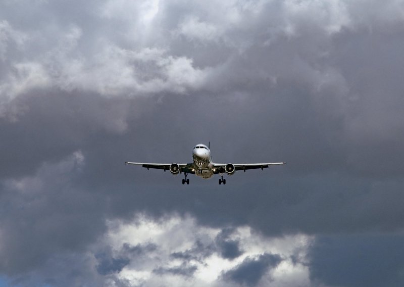 Zrakoplov iz Londona zbog nevremena nije uspio sletjeti u Split