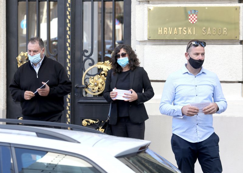 [VIDEO/FOTO] Prijevoznici na Markovom trgu 'hvatali' zastupnike: Nadamo se da je nekome stalo do 20 tisuća ljudi koji ostaju bez posla