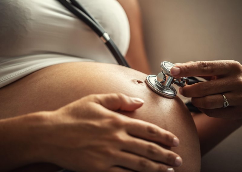 Trudnice s Covidom-19 rjeđe pokazuju simptome bolesti, ali češće trebaju intenzivnu skrb i rađaju prije vremena
