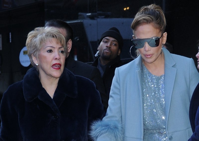 Geni su geni: Jennifer Lopez snimila novu modnu kampanju s mamom i pokazala od koga je naslijedila ljepotu