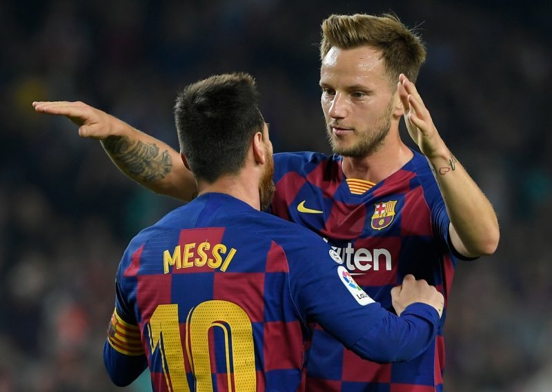 Ivan Rakitić emotivnim se govorom oprostio od Barcelone, a na kraju je poslao znakovitu poruku Leu Messiju