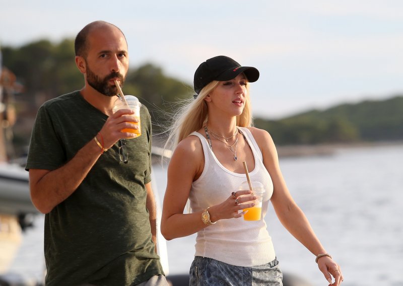 Zvijezde ne prestaju s odmorom na Jadranu: Glumica iz Netflixovog showa 'Selling Sunset' sa suprugom odmara na Hvaru