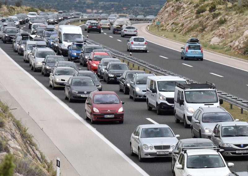 Zbog jakog vjetra usporen promet na A6 između Tuhobića i Kikovice