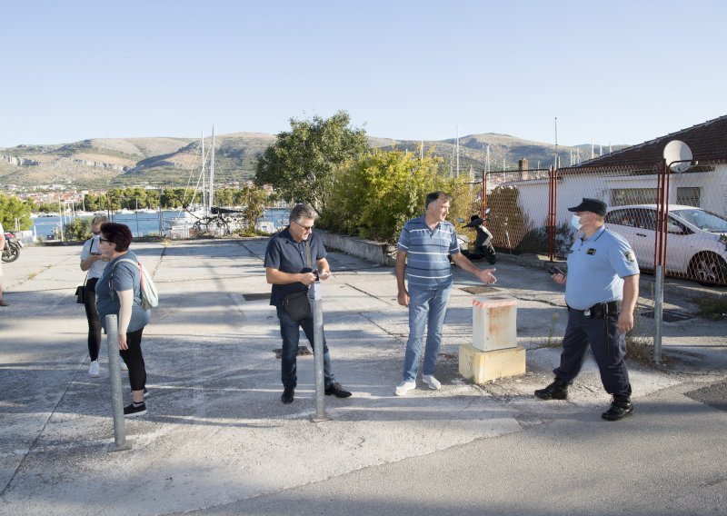 Radnici Brodotrogira traže plaće ispred škvera; uprava im nudi rad za Brodotrogir Cruise