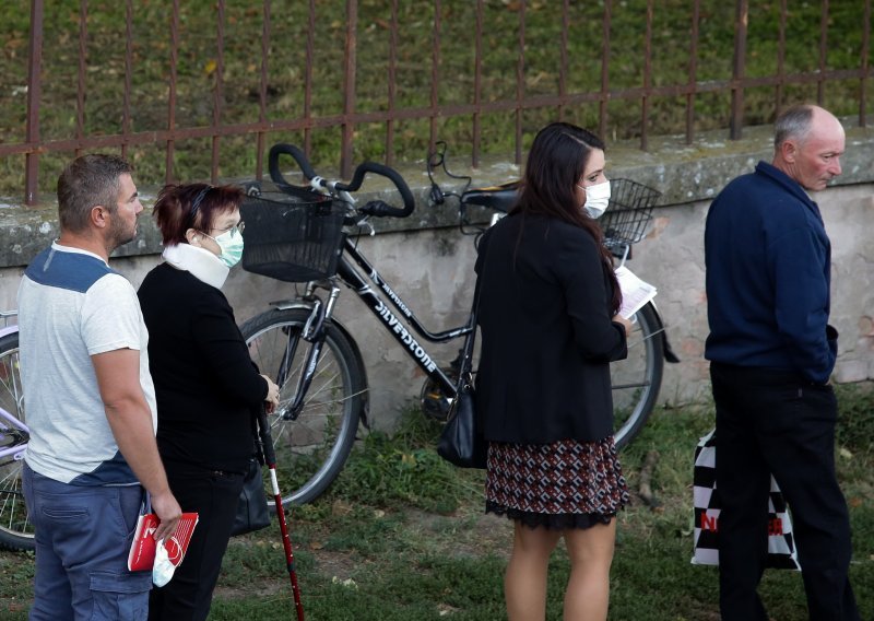 [ANKETA] Bolnice se pune, škola samo što nije počela: Treba li postrožiti mjere protiv širenja korone?