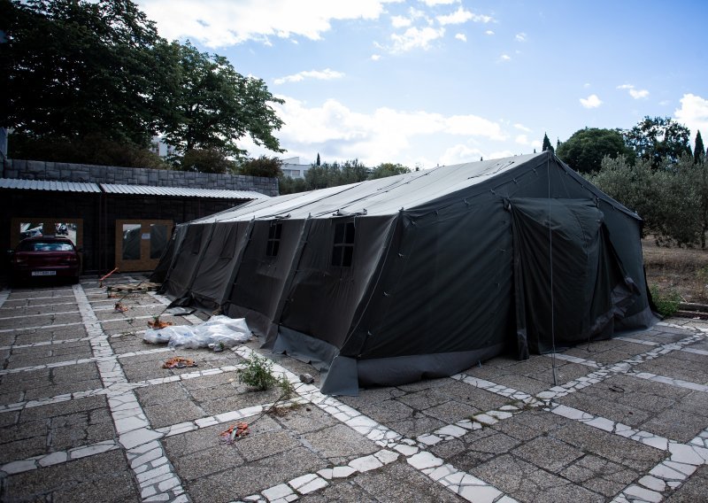 Ispred bolnice na Križinama podignuti šatori