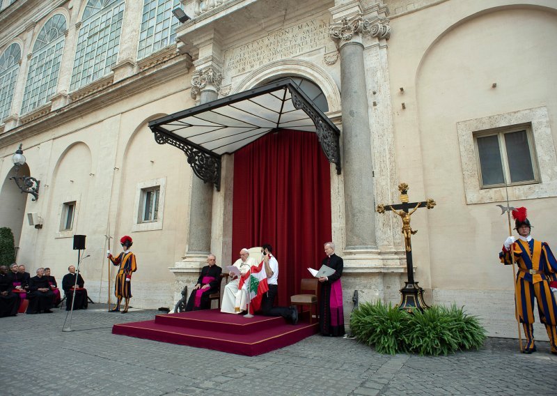 Papa Franjo: Pandemija je dovela u pitanje vrijednosti koje postavljaju novac i moć iznad svega drugoga