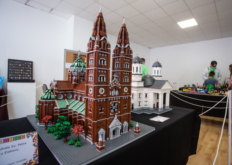 [VIDEO] Prvi put izložena đakovačka katedrala izrađena od 15 tisuća lego kockica