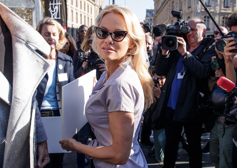 Posljednji brak propao joj je nakon 12 dana, no Pamela Anderson i dalje vjeruje u ljubav: Osmijeh na lice vratio joj je njezin tjelohranitelj