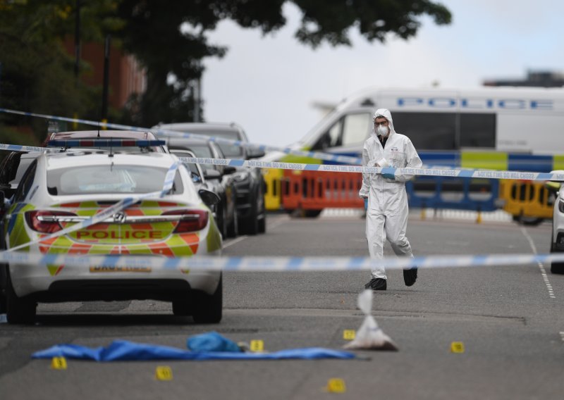 Jedna osoba mrtva, sedam ranjenih u napadima nožem u središtu Birminghama