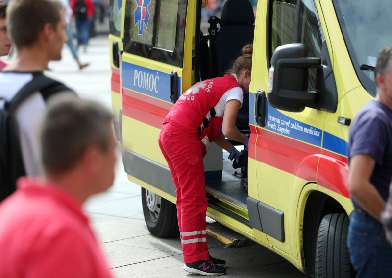 Vatrogasci iz auta izvlačili osobu ozlijeđenu u prometnoj nesreći