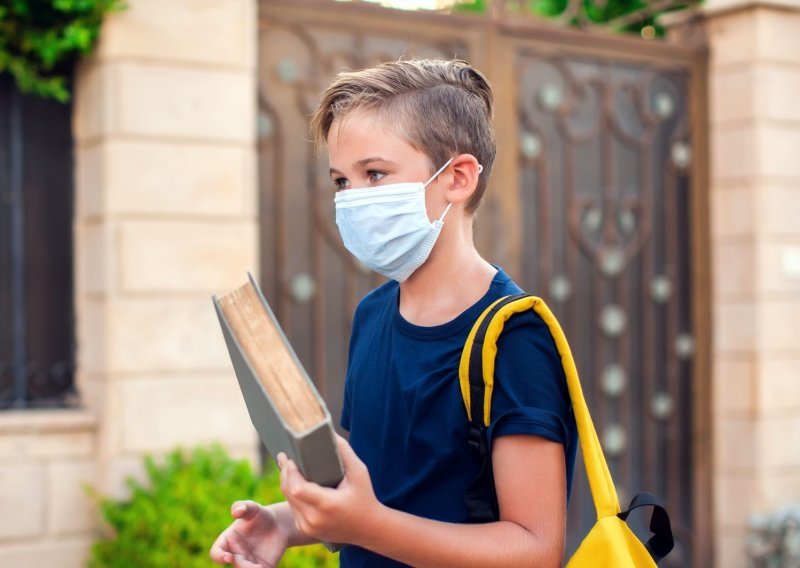 Ovaj genijalan trik pomoći će vam da zaštitnu masku prilagodite licu i učinite je sigurnijom za vas i okolinu