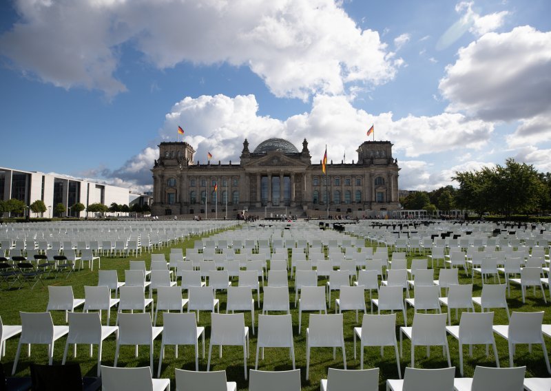 [FOTO] Akcija za izbjeglice u Grčkoj: Postavili 13 tisuća stolaca ispred Reichstaga u Berlinu