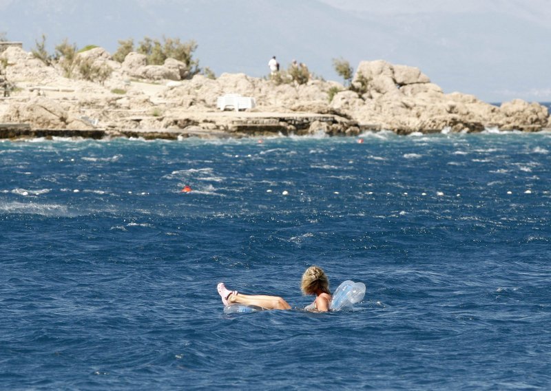 Bura zadavala probleme nautičarima i kupačima