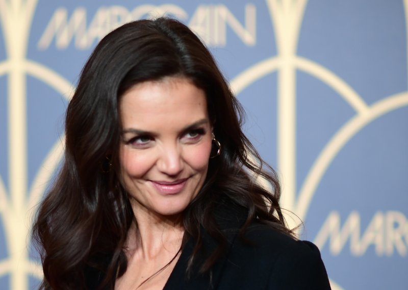 Strastveni poljupci u javnosti: Katie Holmes potvrdila vezu s osam godina mlađim kuharom