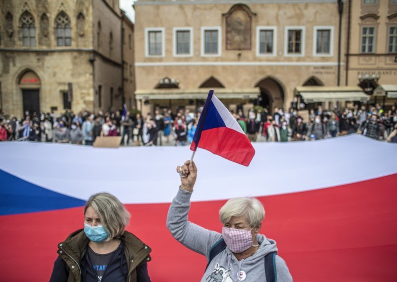 Češka uvodi obavezno nošenje maski u svim zatvorenim prostorima
