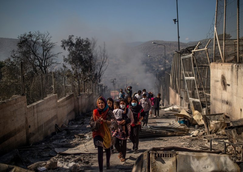 [FOTO] U kampu Moria izbilo više požara, migranti na vatrogasce bacali kamenje; tisuće ih luta Lezbosom, proglašeno izvanredno stanje