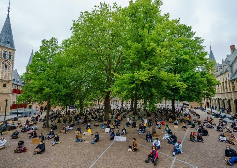 Nizozomsko sveučilište organizira nastavu na otvorenom, na predavanjima po 25 studenata