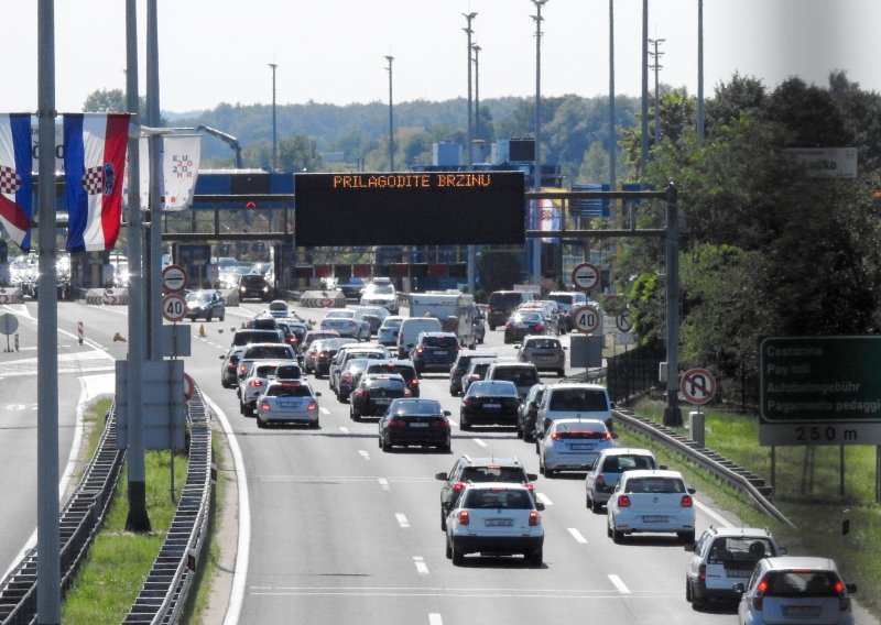 Na autocestama u osam mjeseci 30 milijuna vozila, turisti umanjili minuse