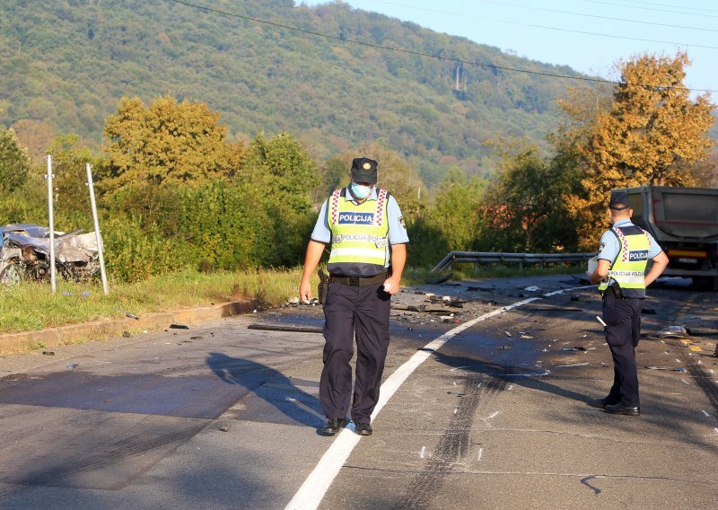 [FOTO/VIDEO] Prometna nesreća na D6: Poginula vozačica automobila karlovačkih registracija