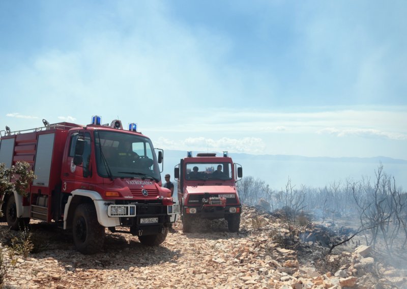 Vatrogasci se bore s požarom u blizini mjesta odakle je krenula splitska katastrofa prije tri godine