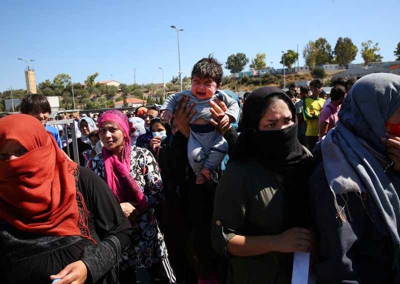 Nakon katastrofalnog požara u kampu na Lezbosu tisuće migranata na otvorenom: spavali uz cestu, jedna skupina kampira na groblju