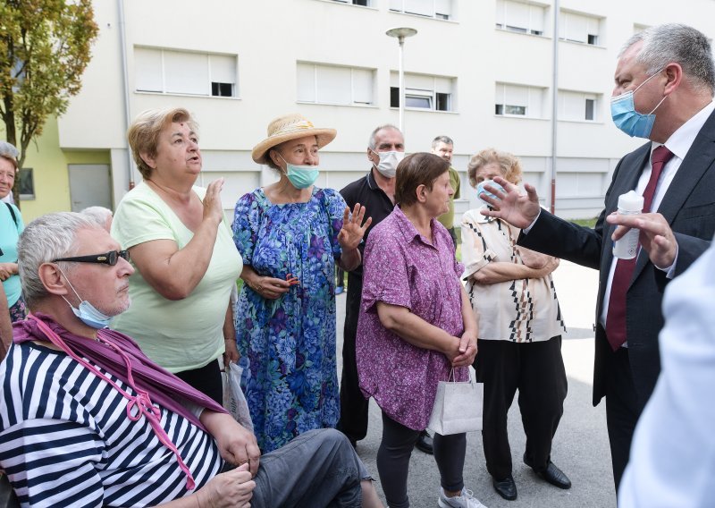 [FOTO/VIDEO] Građani iz studentskog doma 'Cvjetno naselje' u subotu sele u Hostel Arena, obišao ih ministar Horvat