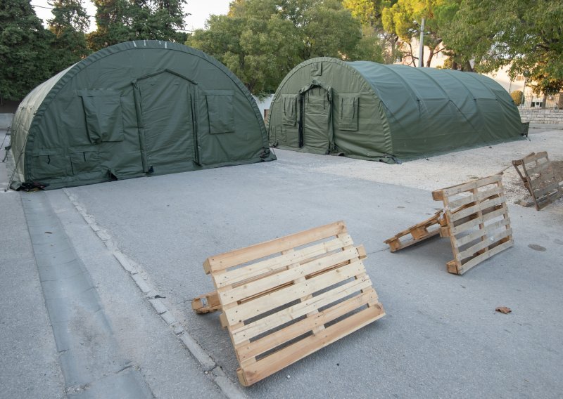 Stožer donio nove mjere za dvije županije; vojska postavila šatore ispred bolnice u Zadru