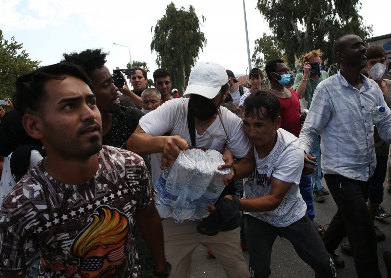 Prosvjed migranata na Lezbosu, policija reagirala suzavcem