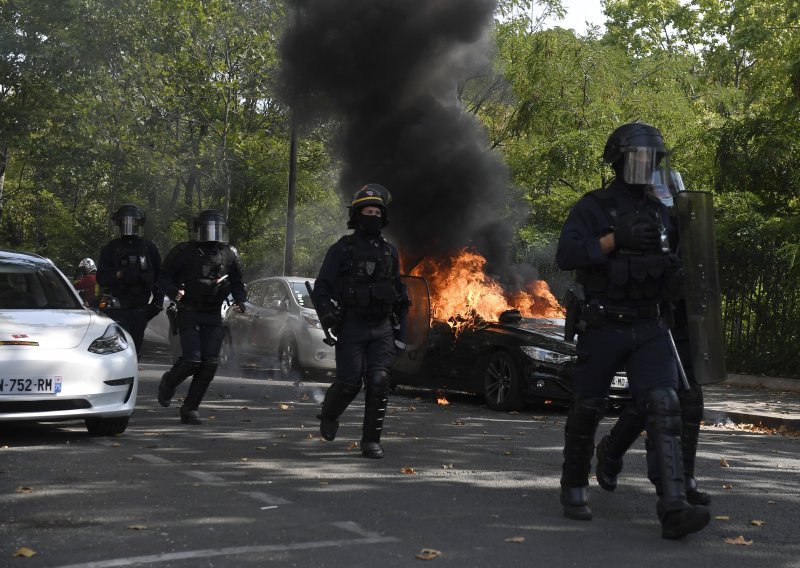 Francuska policija suzavcem rastjerala 'žute prsluke' s pariških trgova