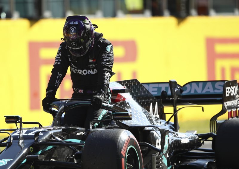 Lewis Hamilton kreće s prve startne pozicije, a iza njega Valtteri Bottas; Red Bullovi u drugom redu, Sebastian Vettel katastrofa
