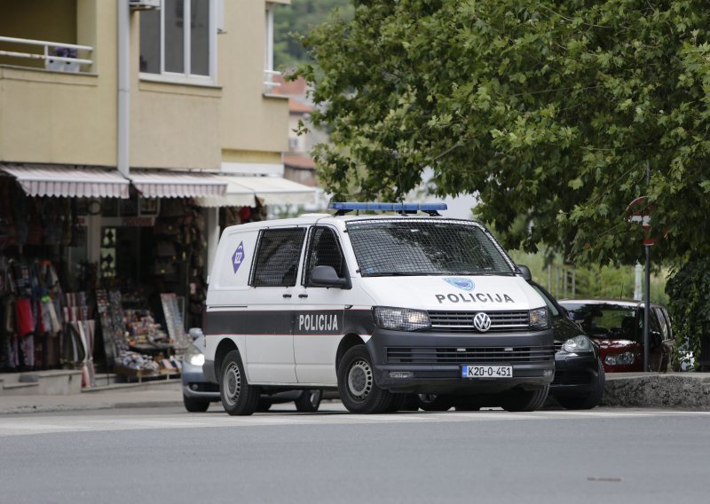 Policija u Širokom Brijegu uhitila 22 navijača Dinama; imali drvene letve; kad je policija izdala naredbu; dio ih pobjegao u šumu