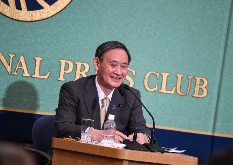 Yoshihide Suga novi čelnik japanske vladajuće stranke i možda premijer